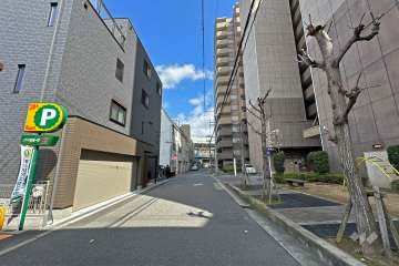 敷地西側の前面道路（南側から）