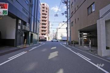 敷地の北側前面道路（西側から）