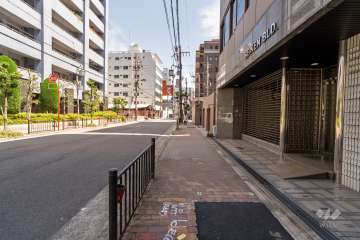 敷地北側の前面道路（西側から）