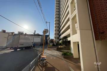 敷地北東側の前面道路（北西側から）