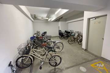 屋内に設けられた駐輪場