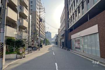 敷地南側の前面道路（西側から）