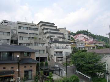 周辺は一戸建てとマンションが混在する住宅地