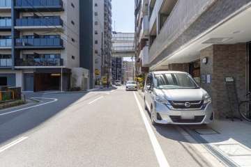 敷地南東側の前面道路（北東側から）