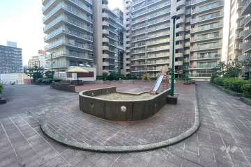 中庭に設置された遊具