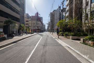 敷地の南側前面道路（東側から）