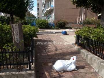敷地内の「西小路ちびっこ広場」