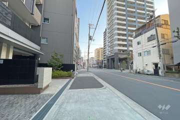 敷地東側の前面道路（南側から）