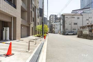 敷地西側の前面道路（北側から）