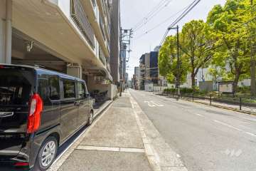 敷地西側の前面道路（北側から）