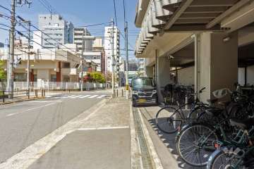 敷地西側の前面道路（南側から）