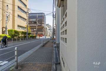敷地北側の前面道路（西側から）