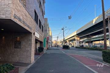 敷地北西側の前面道路（北東側から）