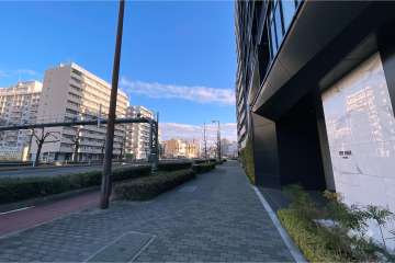 敷地北西側の前面道路（南西側から）