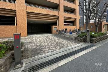 駐車場の出入り口（ロボットゲート付き）
