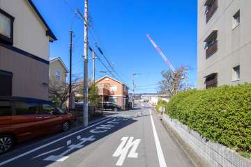 敷地西側の前面道路(南側から)