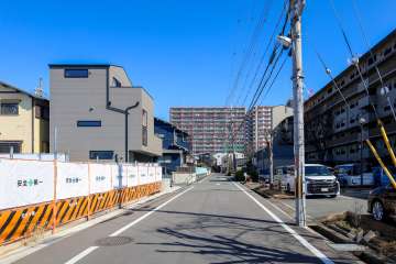 敷地北側の前面道路(西側から)