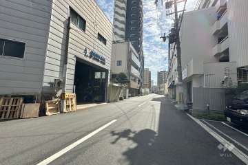 敷地南西側の前面道路（北西側から）