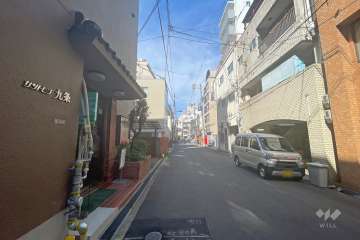 敷地南東側の前面道路（南西側から）