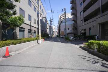 敷地の北側前面道路（西側から）