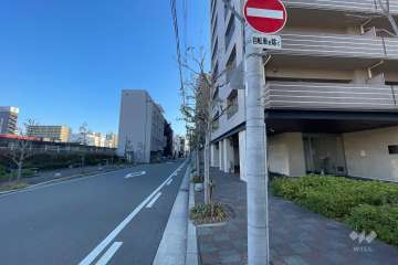 敷地西側の前面道路
