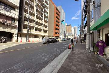 敷地南側の前面道路（西側から）