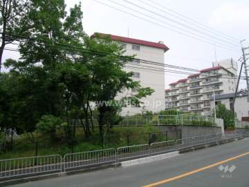 敷地の東側には二車線のバス通りが走っています