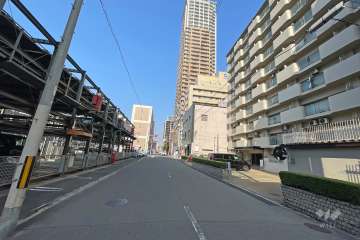 敷地南側の前面道路（東側から）