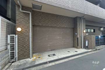 駐車場の出入り口（シャッター付き）