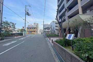 敷地西側の前面道路（南側から）