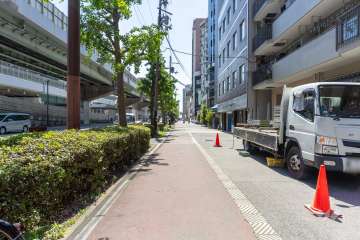 敷地南東側の前面道路（北東側から）