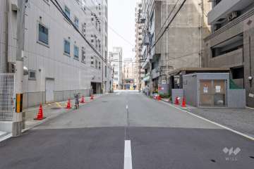 敷地の南側前面道路（東側から）