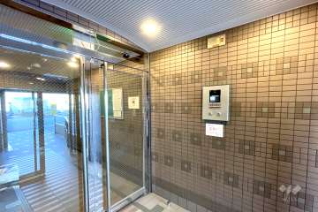 エントランスはオートロック付きです。