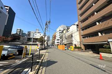敷地西側の前面道路