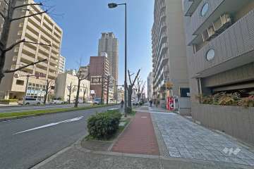 敷地東側の前面道路は「なにわ筋」です（北側から）。