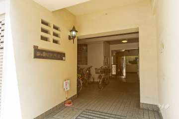 エントランスと駐輪場