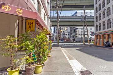 敷地の南東側前面道路は京町堀通です（南西側から）。