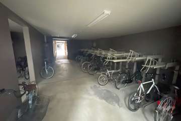 屋内に設けられた駐輪場