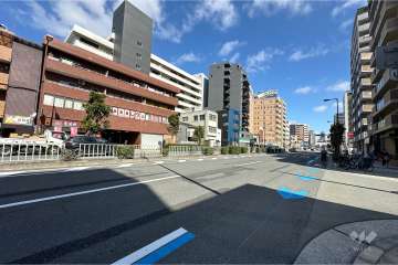 敷地南東側の前面道路（南西側から）