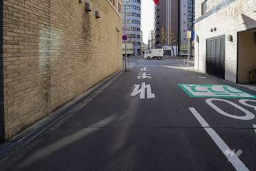 敷地北西側の前面道路（北東側から）