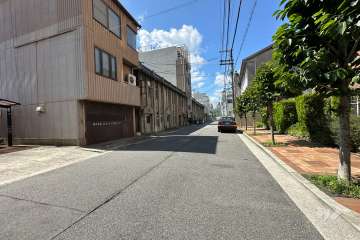 敷地南東側の前面道路（北東側から）