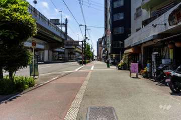 敷地南東側の前面道路（北東側から）
