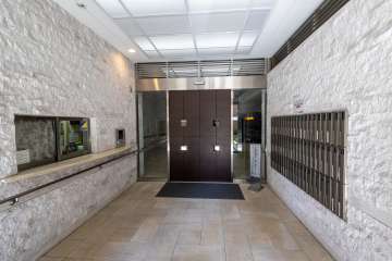 エントランスはオートロック付きです。