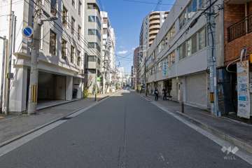 敷地の北側前面道路（西側から）