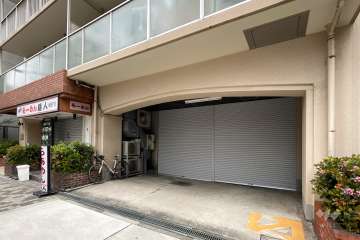 駐車場出入り口（シャッター付き）