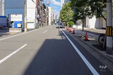 敷地北西側の前面道路（南西側から）