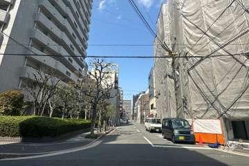 敷地東側の前面道路（南側から）