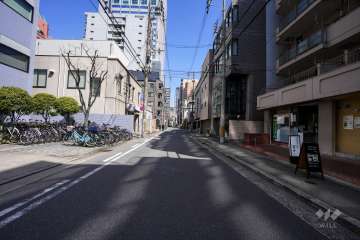 敷地北西側の前面道路（南西側から）