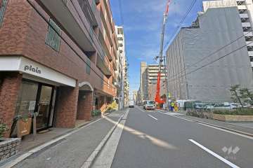 敷地南側前面道路は南堀江通です（西側から）。