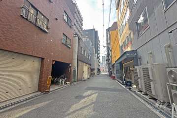 敷地の北側道路（東側から）